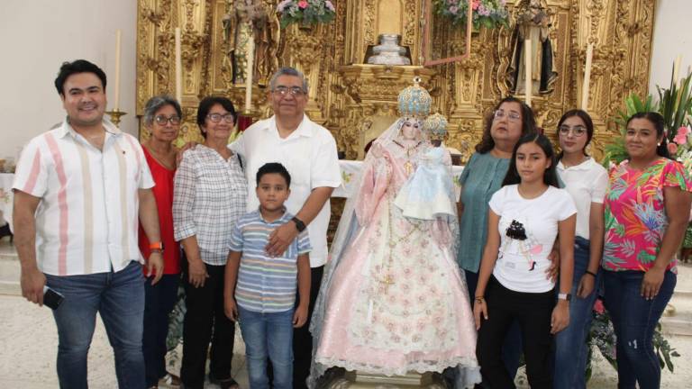 Visten de gala a Nuestra Señora del Rosario a poco de iniciar la solemnidad