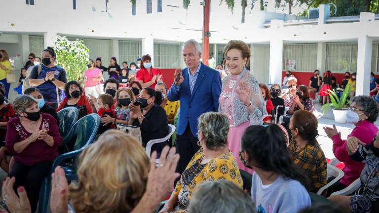 Coronan a reyes, reinas y princesas