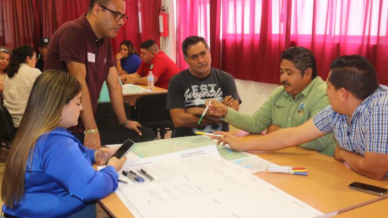 Los participantes emiten sus propuestas a considerar en los programas implicados.