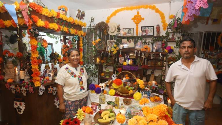 Con papel picado, flores de cempasúchil y velas, familia recuerda a los que han partido