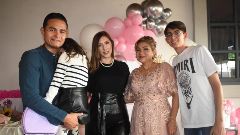 Celebra Nelly Ávila sus 60 años junto a sus seres queridos