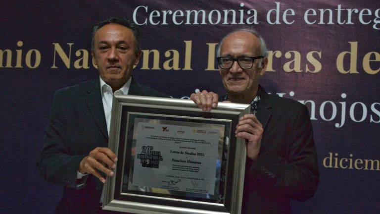 La ceremonia se realizó la noche de este viernes en el marco de la Feria Internacional del Libro de Los Mochis, en la que el director del Instituto Sinaloense de Cultura, Juan Salvador Avilés Ochoa, entregó al galardonado una placa de reconocimiento y un estímulo económico de 100 mil pesos.