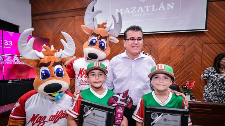 Édgar González y las mascotas de Venados premian a los destacados peloteritos.