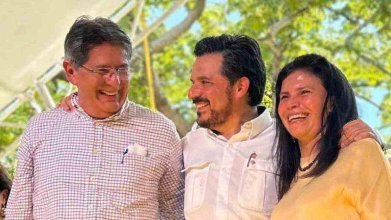 Zoé Robledo junto a Manuela Obrador y el presidente de Tuxtla, Carlos Morales Vázquez.