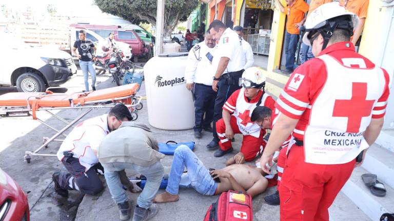 El motociclista fue atendido por Socorristas de Cruz Roja, quienes le colocaron una férula de tracción en su extremidad.