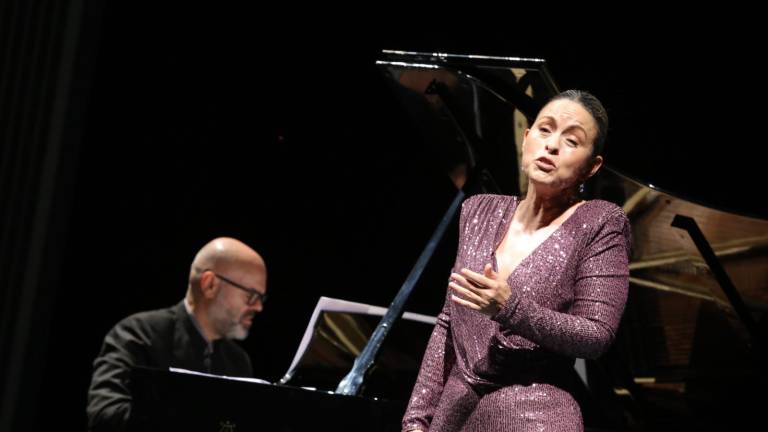 “Zubeldía; soles y brumas de España” fue protagonizado por la soprano Elena Rivera y el pianista español Jorge Robaina.