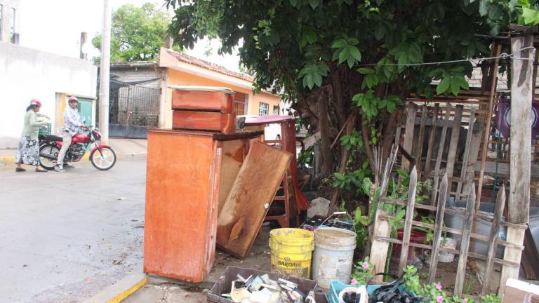 Los cacharros se dejaron a las puertas de las casas esperando que fueran recolectados.