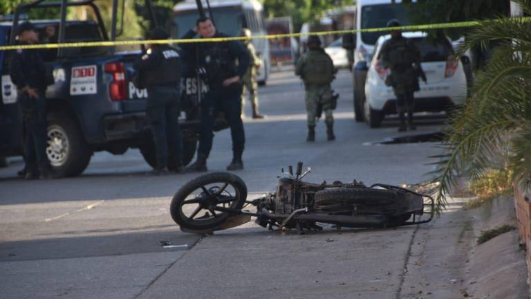 Persiguen y asesinan a joven motociclista en Camino Real, en Culiacán; quedó tirado en la calle