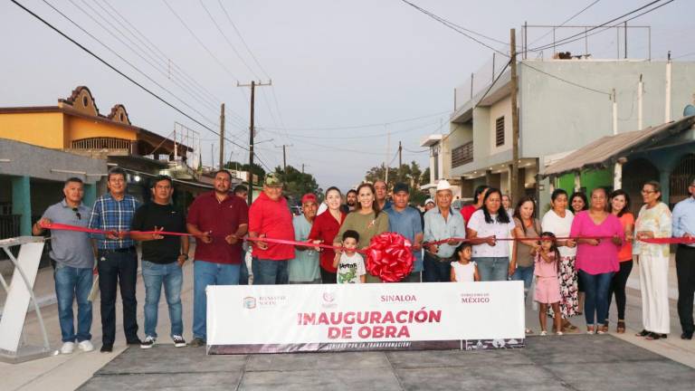 Vecinos y autoridades cortan el listón inaugural.