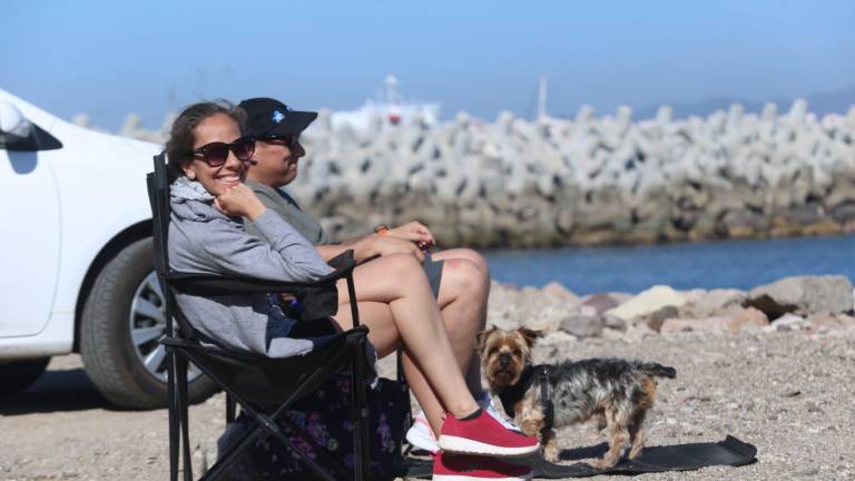 Algunas personas aprovecharon la mañana para descansar frente al mar.