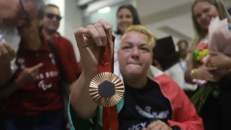 Entre música y mucho calor humano arribó al puerto la multimedallista Rosa María Guerrero