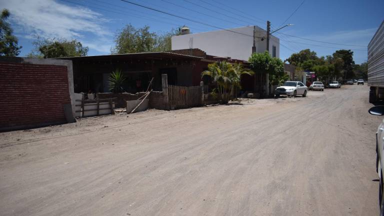 La calle sigue sin pavimentarse, pese a que los vecinos dieron dinero para la obra.