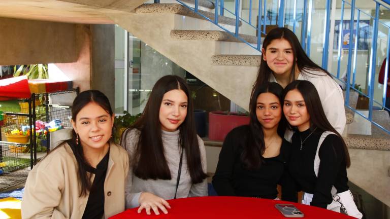 Bailan, cantan y comparten regalos alumnos de La Activa en su tradicional posada