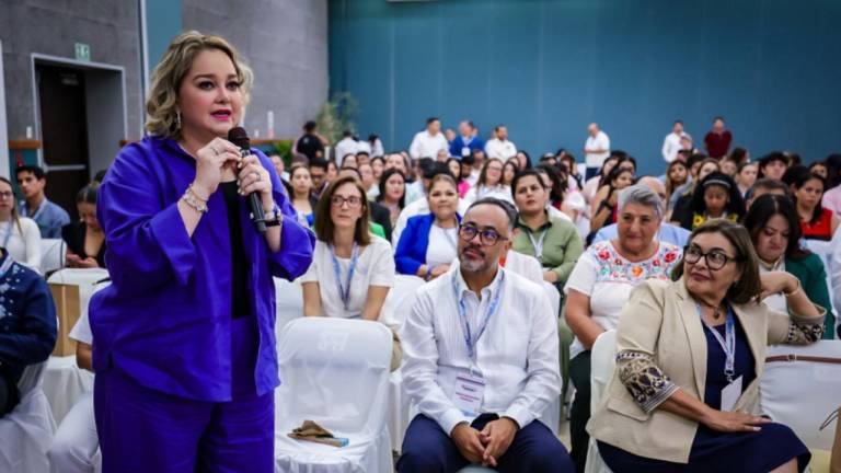 Eneyda Rocha Ruiz, presidenta del DIF Sinaloa, participa en el encuentro que busca fortalecer las estrategias nacionales para la protección de la niñez y adolescencia.