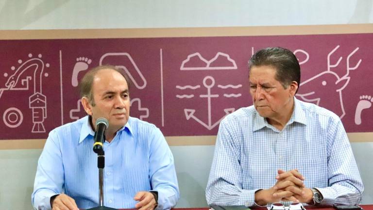 El director de Cobaes, Santiago Inzunza Cázarez, junto al Secretario General de Gobierno, Feliciano Castro Meléndrez.