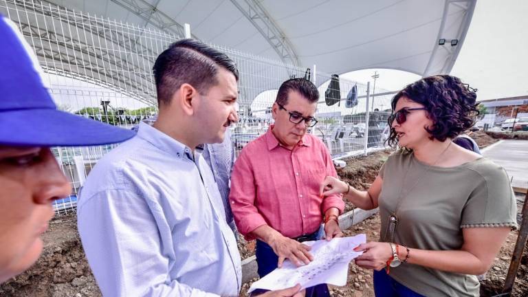 Fabiola Verde (der.) dice que no hay puntos encontrados con el Alcalde Édgar González (centro).