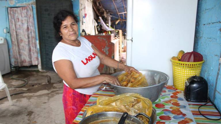 Lidia Angélica preparó 100 tamales para todos sus familiares.