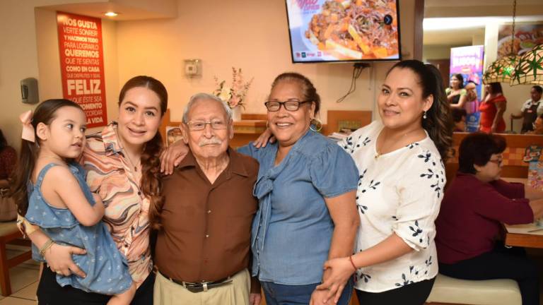 Don Félix Quezada conmemora 100 años de vida regalando sonrisas