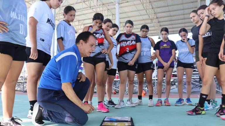 Crispín Rico Guzmán comparte sus conocimientos a los seleccionados porteños.