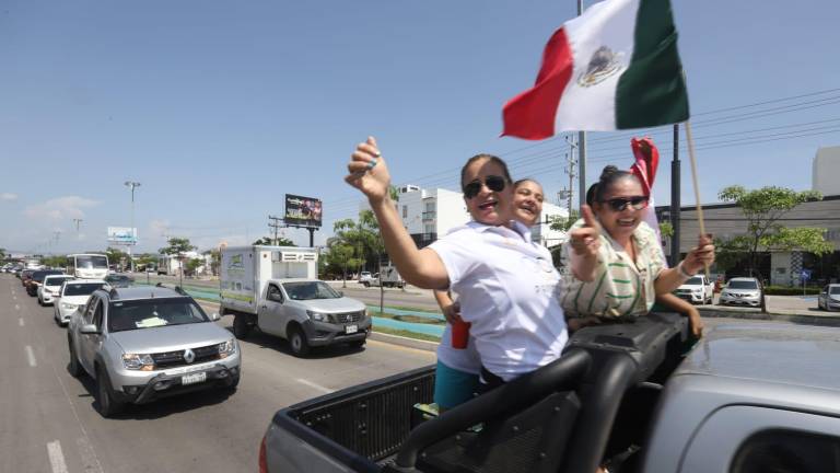 Festejan mazatlecos en caravana medalla de plata de Marco Verde