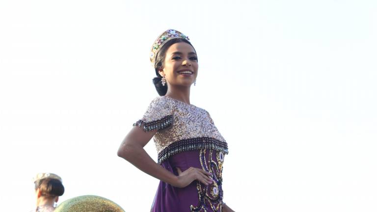 Mazatlecos y turistas disfrutan del primer desfile del Carnaval