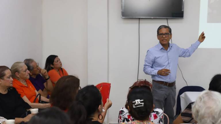 Juan Esmerio Navarro imparte una conferencia titulada Los chinos en Mazatlán durante el Siglo 19.