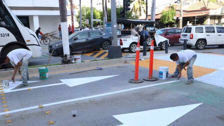 Embellecen pasos peatonales de la Camarón Sábalo en Mazatlán, pero empeoran el tráfico