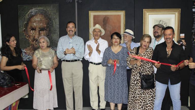 Distintas personalidades del gremio artístico se dan cita en la exposición Etapas y maestros del arte.