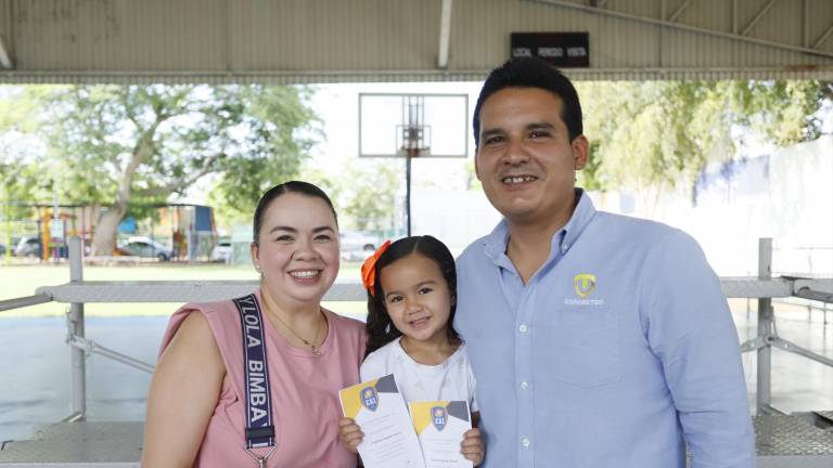 Reconocen su constancia y disciplina en la Escuela Activa Integral