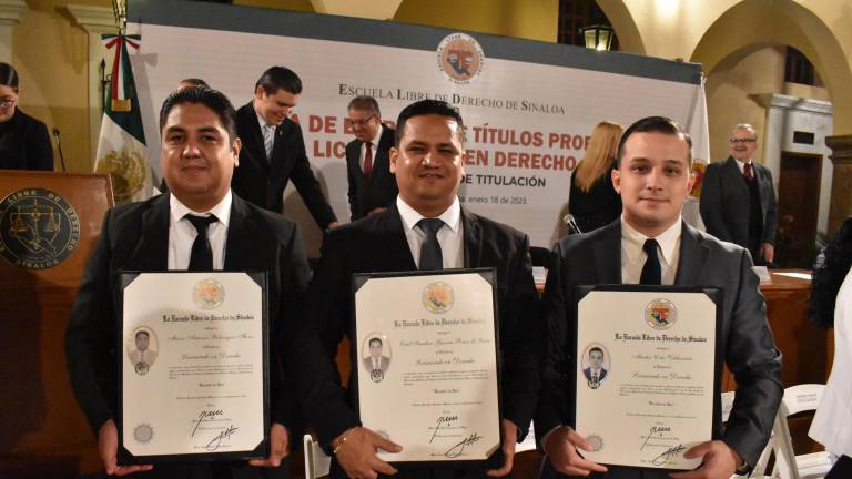 Obtienen su título como licenciados en derecho