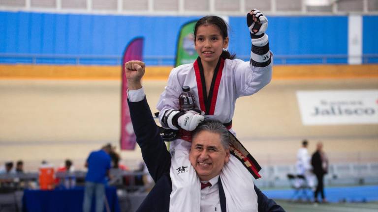 Sofía Kathleen Olguín es alzada en hombros por su entrenador.