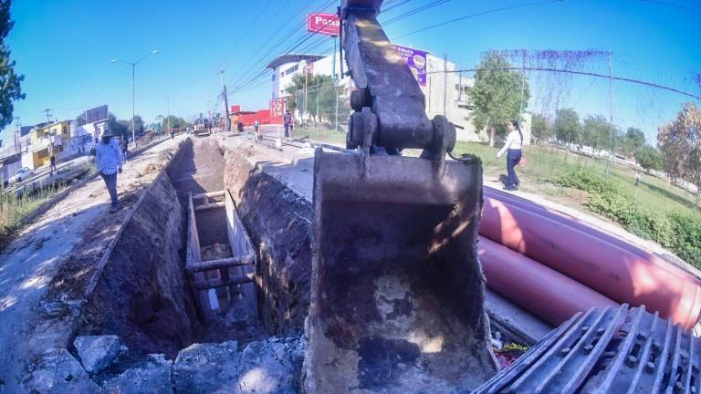 Un tramo de la Avenida Clouthier está cerrada por la construcción del colector Conchi.