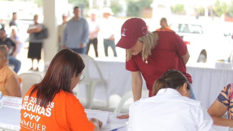 La Alcaldesa Estrella Palacios y funcionarios del Gobierno de Mazatlán atendieron peticiones ciudadanas en la comunidad de Mármol.