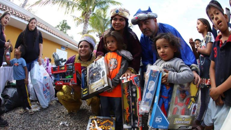 Los hermanos Dylan y Tyrone recibieron carros, superhéroes y legos.