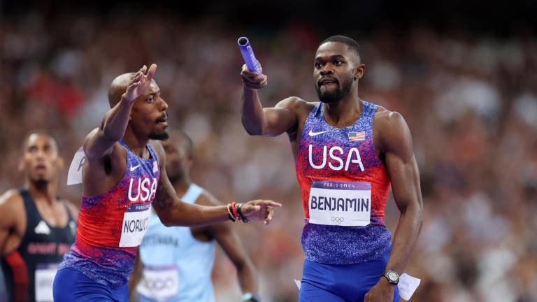 Estados Unidos gana el relevo 4x100 varonil.