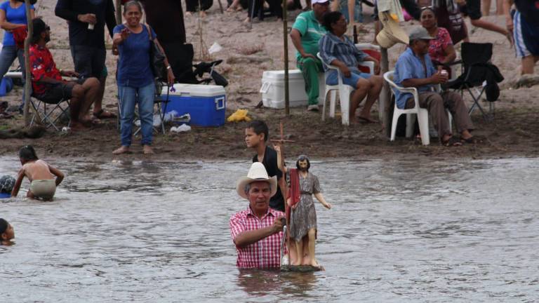 Tanto el santo, como la gente del pueblo entra al río a bañarse como parte de la tradición.