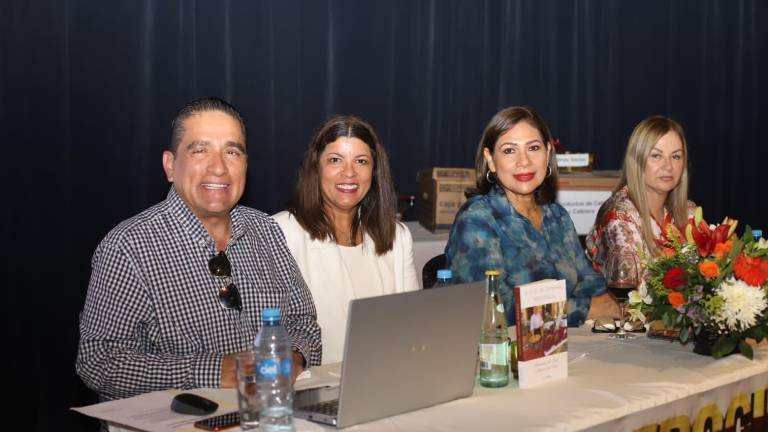 Al chef Gilberto del Toro estuvo acompañado en la presentación su esposa, Magui de Del Toro, Silvia Michel y Nicol Leónides Ferrán.