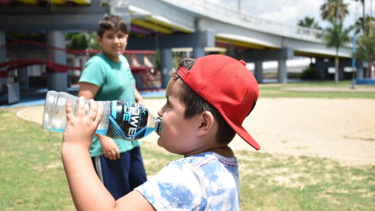 Una adecuada hidratación en los niños puede evitar que sufran padecimientos por las altas temperaturas cuando realizan actividades.