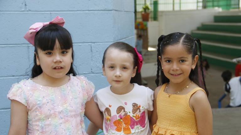 Ríen, juegan y bailan niños del Senda en su día