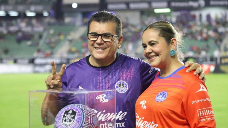 El Alcalde de Mazatlan, Édgar González Zataráin, posa junto a su esposa María Teresa Apodaca, con el balón que le fue obsequiado.