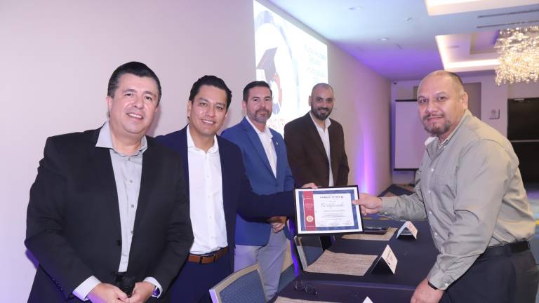 Samuel Zamora recibe su reconocimiento de manos de la mesa del presidum, integrada por Carlos Alberto Ríos, Ben Berdejo, Sergio Rojas e Iván Pico.