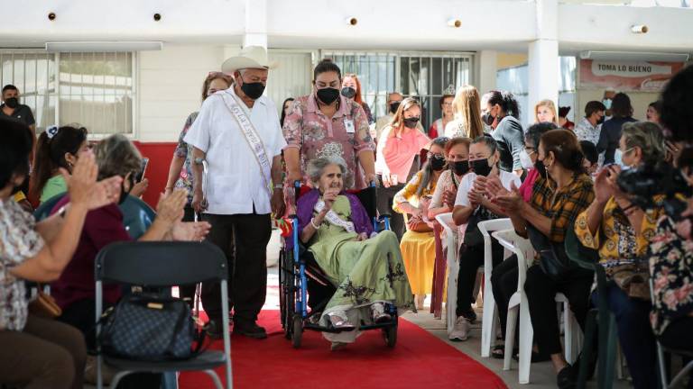 Coronan a reyes, reinas y princesas