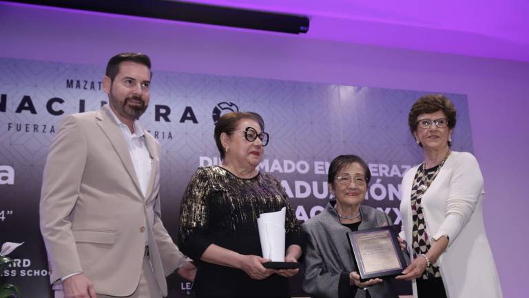 La empresaria Esperanza Kazuga Osaka recibe un reconocimiento de parte de Canacintra Mazatlán.