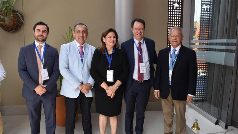 Directivos de Ipade Luis Cerda, Víctor Pineda, Kenia Beltrán, Antonio Casanueva y Luis Alfredo Santana.