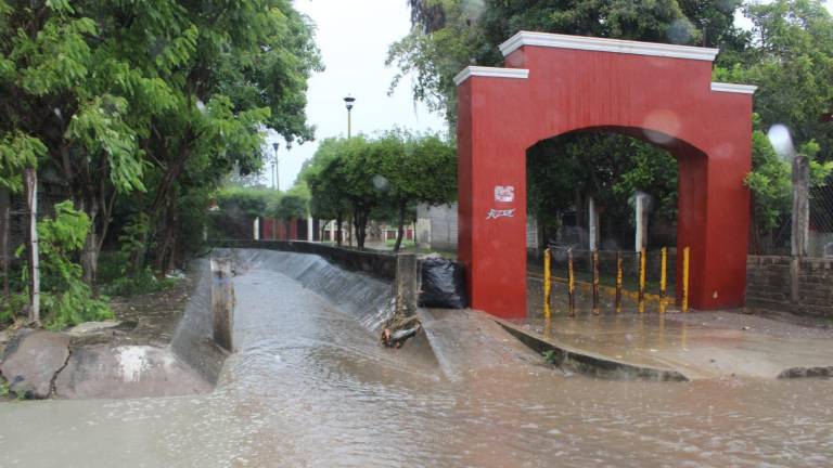 En El Rosario se registraron múltiples encharcamientos por la lluvia de este viernes.