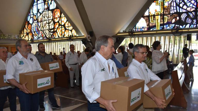 Integrantes de la AARC donaron cajas de despensa a la Diócesis, las cuales llegarán a Cáritas Diocesanas de Culiacán.