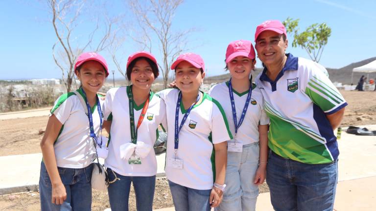 Los jóvenes estudiantes Ana Ruiz, Valentina Ramírez, Glenda Quesada, Ana Sofía Sánchez, Thelma Haas aprenden sobre la importancia de la reforestación.