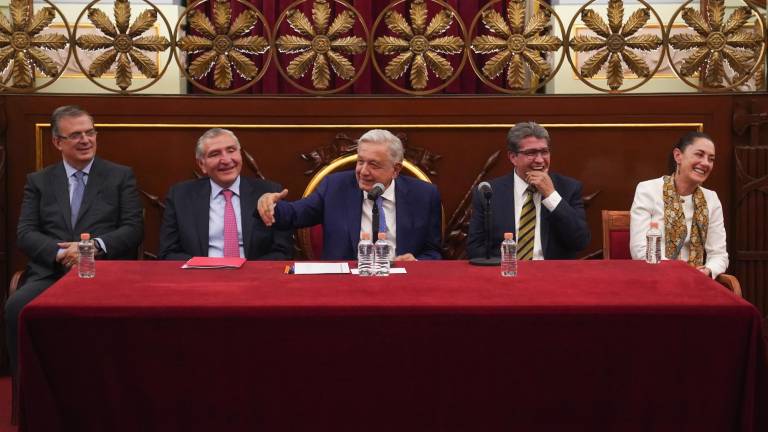 El Presidente López Obrador y sus “corcholatas” durante la reunión con senadores en Palacio Nacional el viernes 28 de abril.