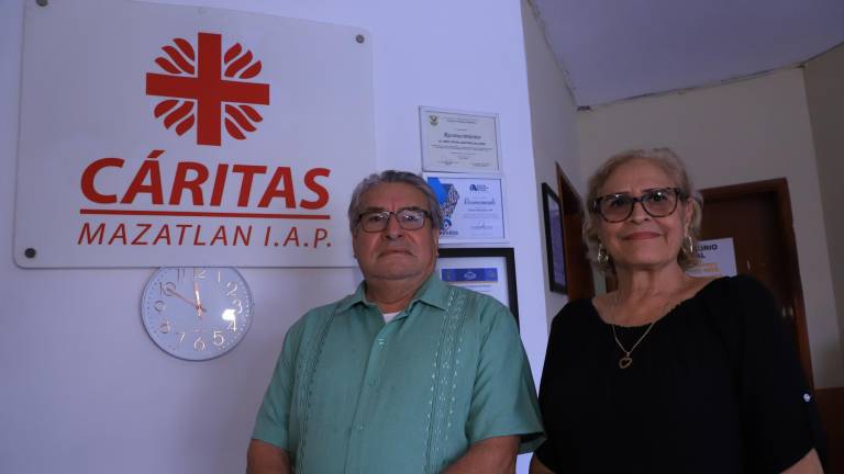 El padre Rafael Martinez y Griselda, dos pilares de Cáritas Mazatlán.