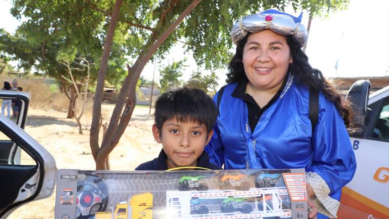 Dan alegría a niños Los Reyes Magos de Noroeste